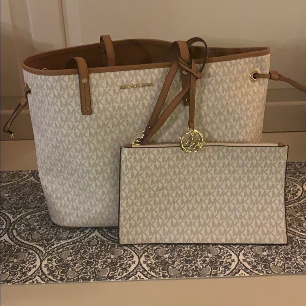 Offers?! ❤️ Michael Kors Large Tote set